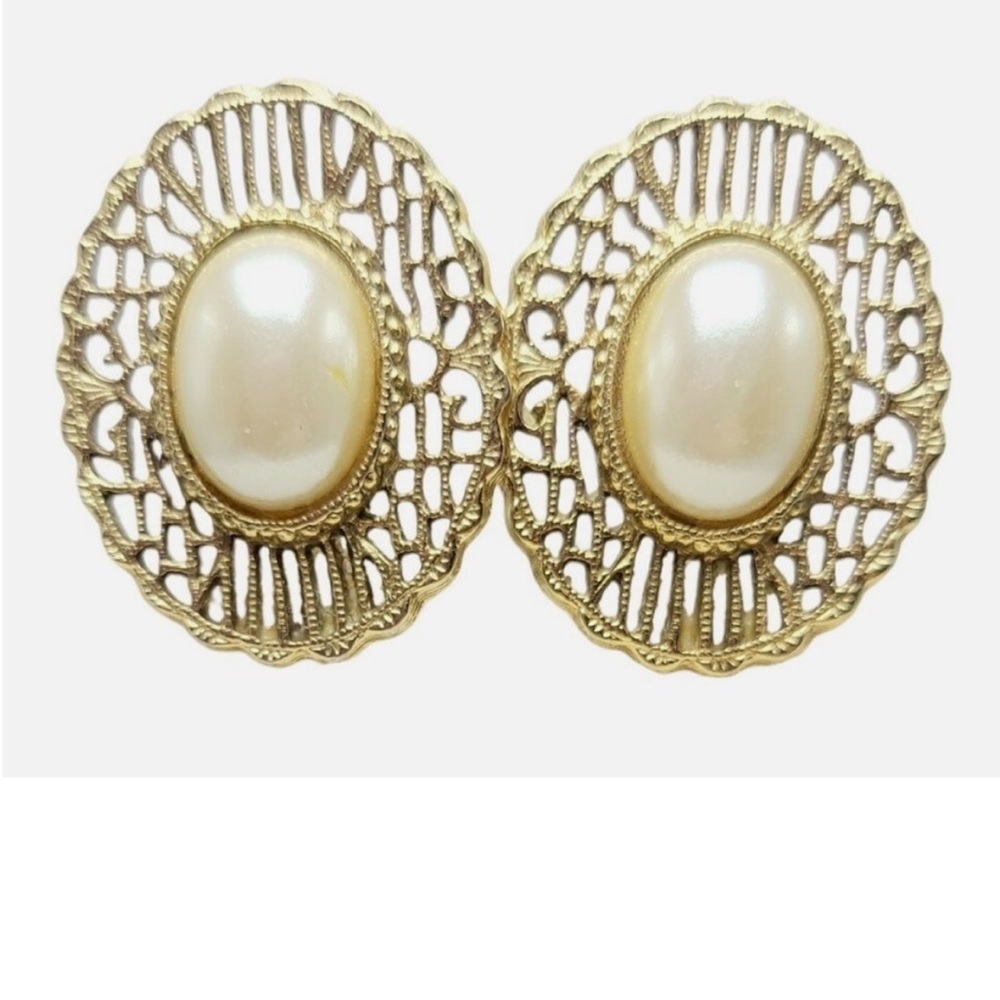 Vintage Oval Pearl‎ W/Goldtone Filigree Heart Stamped On Back Clip On Earrings